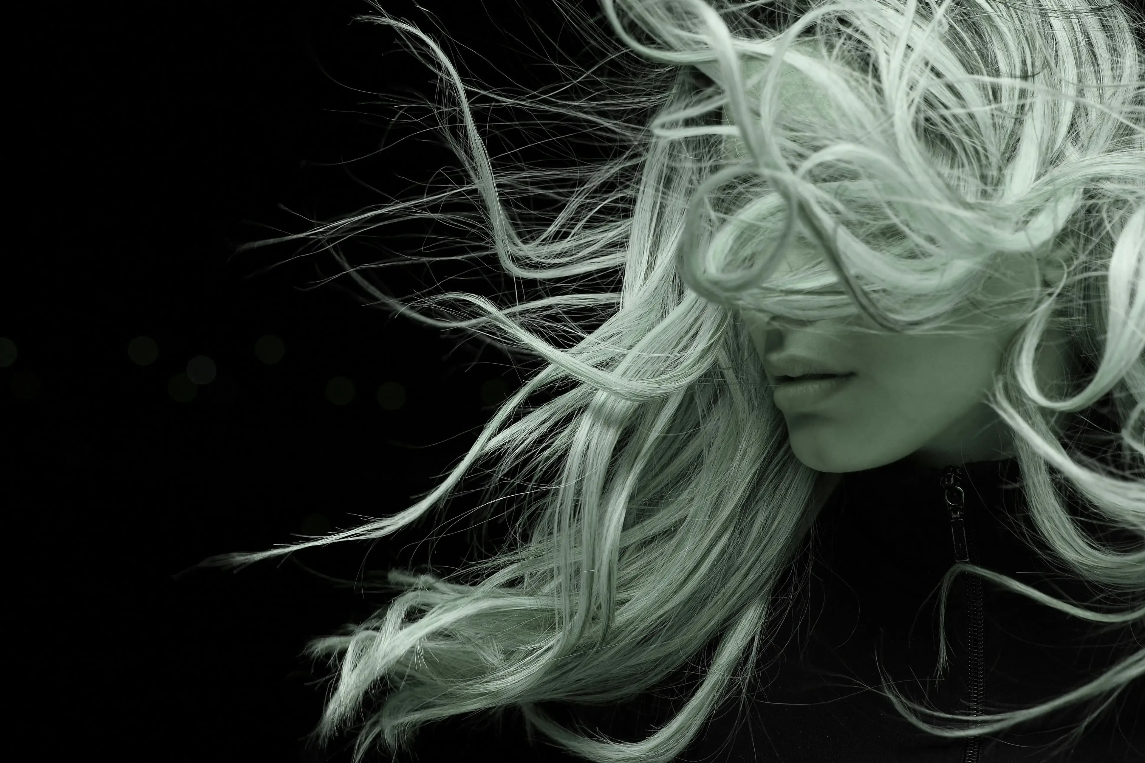 Cheveux et pointes blondes brillantes